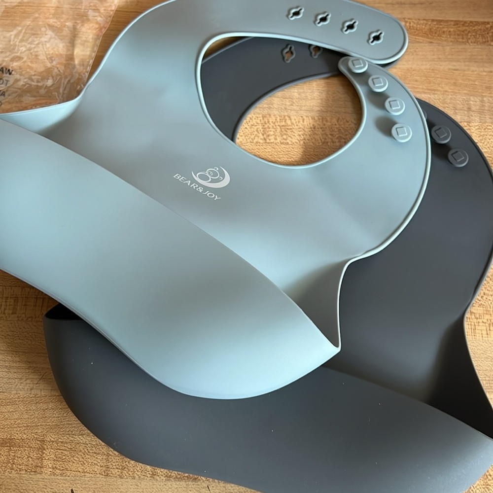 New 2 pack Soft Adjustable Silicone Bibs For Babies